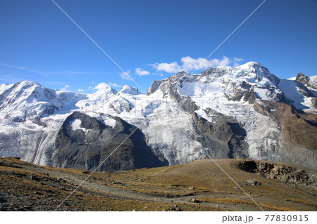 ゴルナーグラートからリッフェル湖までのハイキングコースからの景色（スイス） 77830915