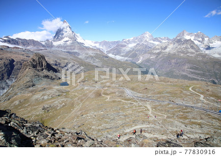 ゴルナーグラートからリッフェル湖までのハイキングコースからの景色(スイス) ゴルナーグラートからリッフェル湖までのハイキングコースからの景色(スイス) 77830916