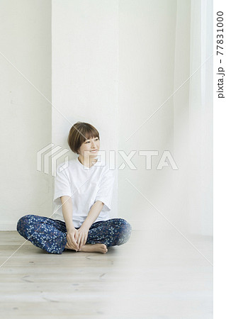 20代の女性　ポートレート 77831000