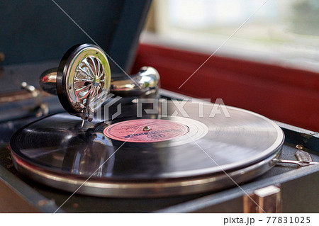The gramophone record is played on the old potiphon The gramophone record is played on the old potiphon 77831025