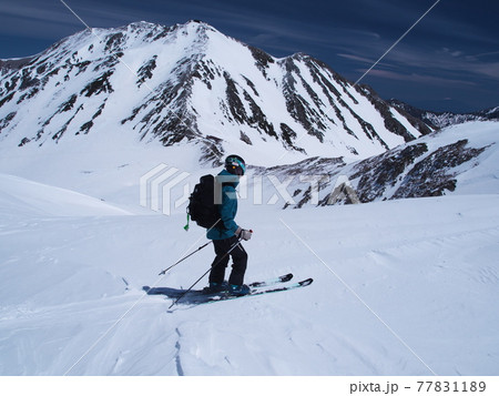 春スキーの立山黒部アルペンルート　浄土山と龍王岳のコルから滑る山スキーヤー 77831189