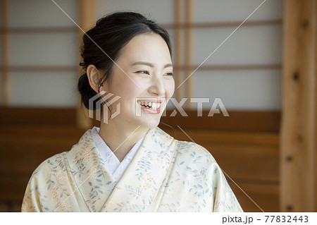 着物の女性　日本家屋 77832443