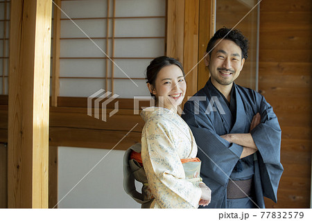 着物の女性　日本家屋 77832579