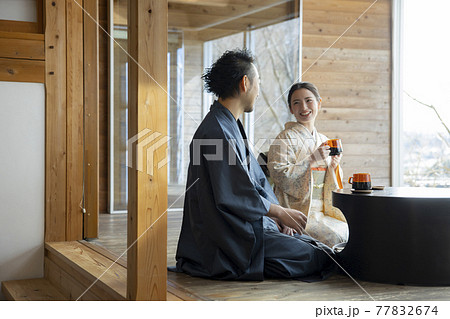 コーヒーを飲む着物のカップル 77832674