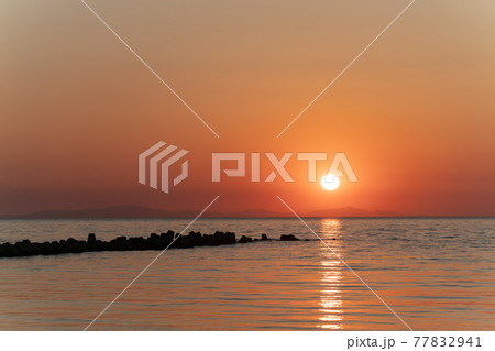 宮城県　閖上漁港の朝日 77832941