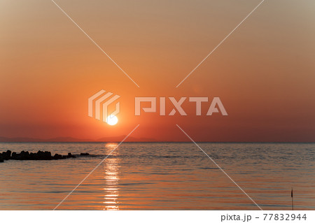 宮城県　閖上漁港の朝日 77832944