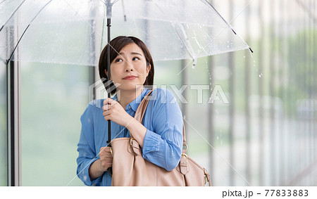 若い女性 雨 傘 梅雨の写真素材 7738
