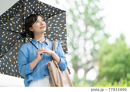 若い女性 雨 傘 梅雨の写真素材 7730
