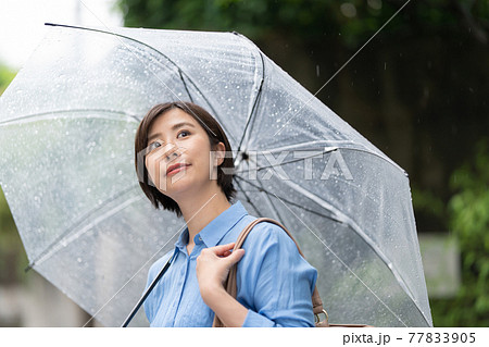 若い女性 雨 傘 梅雨の写真素材