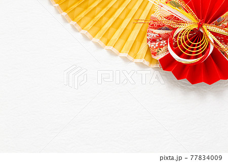 お正月飾り　和風背景素材 77834009