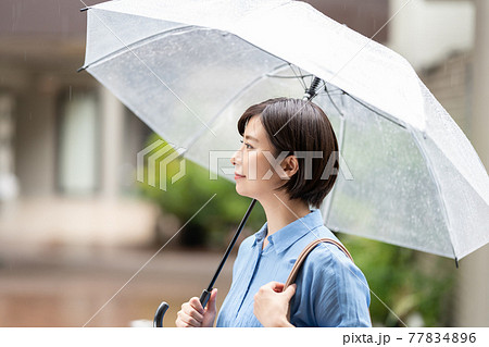 若い女性　雨　傘　梅雨 77834896