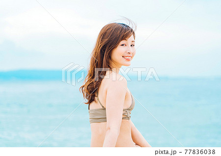 水着姿の女性 77836038