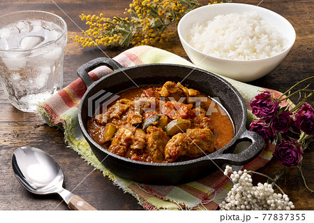 ごろごろチキンのトマトカレーの写真素材 77837355 Pixta
