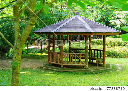 滋賀県甲賀市　鶏鳴の滝周辺の景色　東屋 77838710