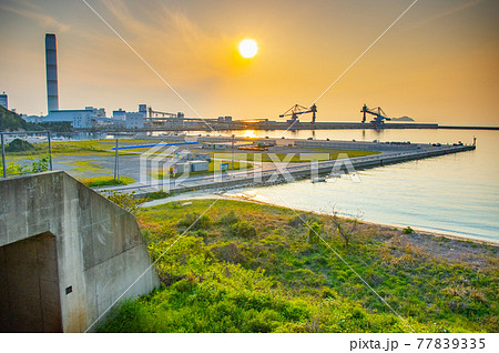 夕焼けの日本海と三隅火力発電所のプラント 夕焼けの日本海と三隅火力発電所のプラント 77839335