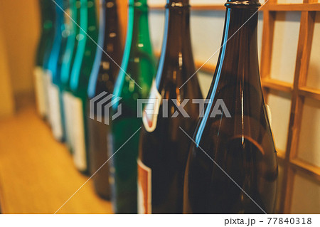 一升瓶をディスプレーする居酒屋 一升瓶をディスプレーする居酒屋 77840318