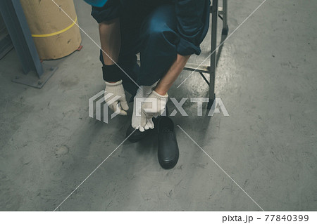 5本指ソックスの工場作業員 77840399