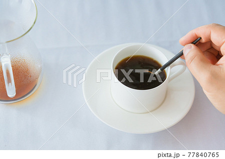 コーヒーに砂糖を入れる コーヒーに砂糖を入れる 77840765