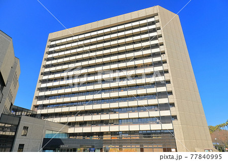 【徳島県】快晴下の徳島市役所 77840995