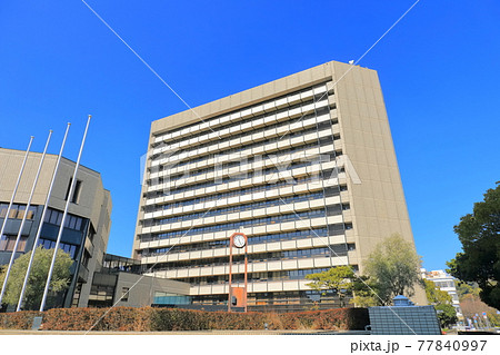 【徳島県】快晴下の徳島市役所 77840997