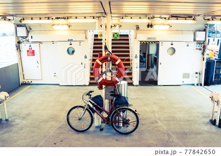 フィンランドの世界遺産である海上要塞スオメンリンナへ向かう船 77842650