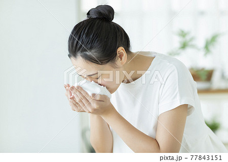 洗顔をする若い女性 77843151