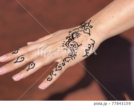 15 Henna Tattoo Ideas That Are Perfect For Your Next Holiday  Society19 UK