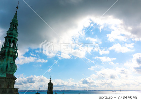 デンマークの世界遺産 クロンボー城の尖塔と海 デンマークの世界遺産 クロンボー城の尖塔と海 77844048
