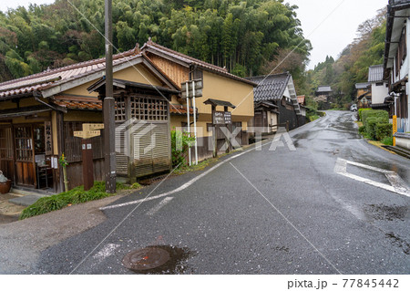 島根県大田市　雨降りの石見銀山の大森の町並み 77845442