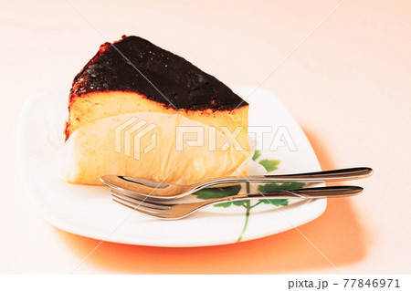 バスク風チーズケーキ チーズケーキ【 流行り スイーツ イメージ】 バスク風チーズケーキ チーズケーキ【 流行り スイーツ イメージ】 77846971