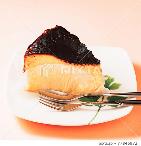 バスク風チーズケーキ チーズケーキ【 流行り スイーツ イメージ】 バスク風チーズケーキ チーズケーキ【 流行り スイーツ イメージ】 77846972