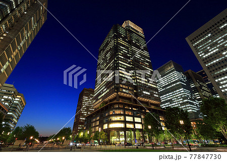 東京　丸の内の都市風景　夜景 77847730