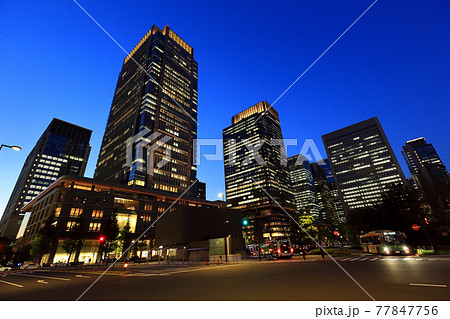 東京　丸の内の都市風景　夜景 77847756