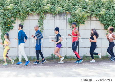 Group of runners training in a park. 77847793