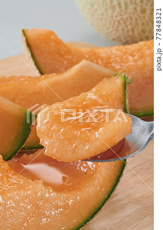 新鮮で美味しい赤肉のメロンの皿盛り 77848321