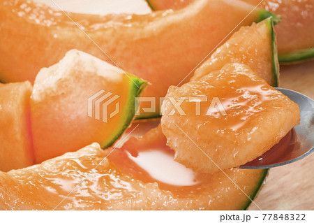 新鮮で美味しい赤肉のメロンの皿盛り 77848322