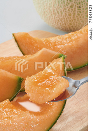 新鮮で美味しい赤肉のメロンの皿盛り 77848323