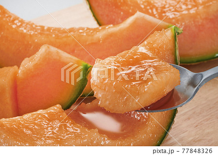 新鮮で美味しい赤肉のメロンの皿盛り 77848326
