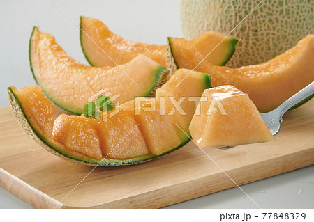 新鮮で美味しい赤肉のメロンの皿盛り 新鮮で美味しい赤肉のメロンの皿盛り 77848329