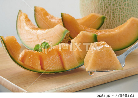 新鮮で美味しい赤肉のメロンの皿盛り 77848333