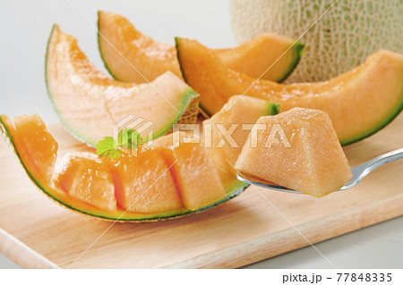 新鮮で美味しい赤肉のメロンの皿盛り 新鮮で美味しい赤肉のメロンの皿盛り 77848335