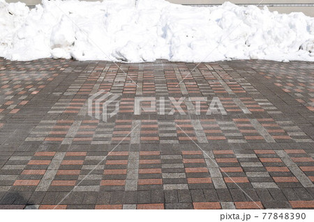 除雪した雪国の駐車場 77848390
