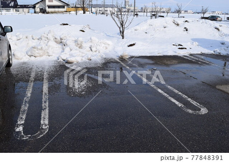 除雪した雪国の駐車場 除雪した雪国の駐車場 77848391