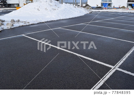 除雪した雪国の駐車場 除雪した雪国の駐車場 77848395