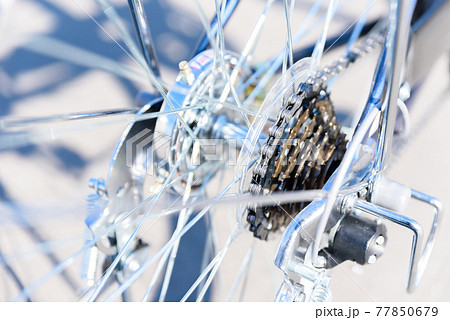 自転車のパーツ　変速機とチェーン 77850679