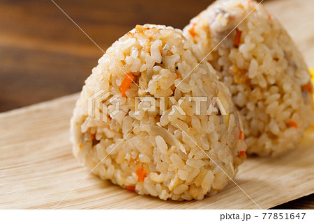 鶏五目おにぎり 鶏五目おにぎり 77851647