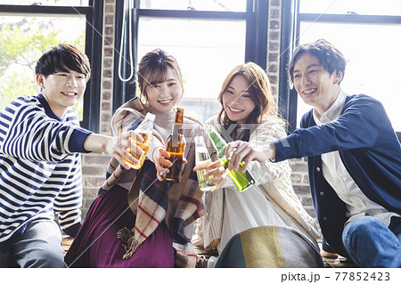 ホームパーティーをする若者 77852423