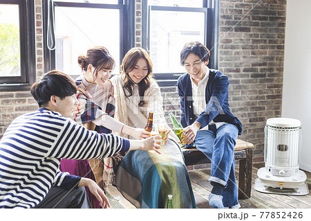 ホームパーティーをする若者 77852426