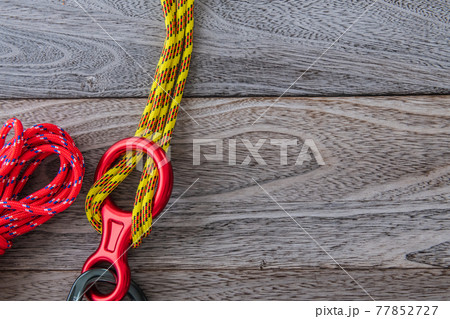 クライミング道具 エイトカン ロープ木目背景素材 77852727