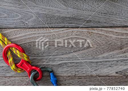 クライミング道具 エイトカン ロープ木目背景素材 77852740